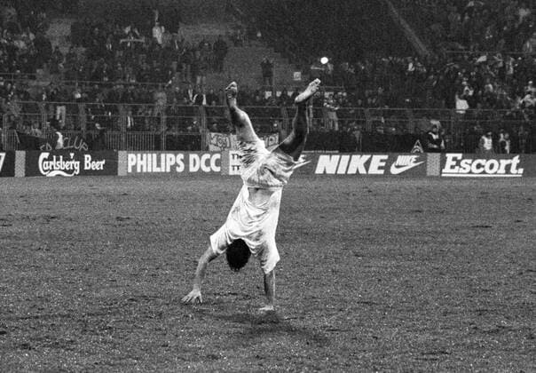 Fußball, CL 1993 1994, SV Werder Bremen - RSC Anderlecht 5-3 Schlußjubel - Wynton Rufer (Bremen) - Handstand auf dem Rasen Fußball EC 1 Herren Champions League 1993 1994, SV Werder Bremen, Vneg, Vsw Einzelbild Weserstadion Bremen Freude, Begeisterung, Fußball EC 1 Herren Champions League 1993 1994, SV Werder Bremen, Vneg, Vsw Einzelbild Weserstadion Bremen Freude, Begeisterung,
