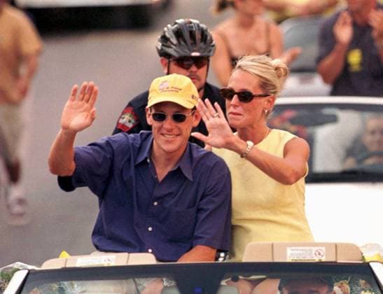 Lance Armstrong (USA US Postal Service) mit Ehefrau Kristin bei einer Parade seiner Heimatstadt nach seinem Tour de France Sieg -  (AUS99080903) Radsport Herren Tour de France 1999, ProTour, Straße, Straßenradsport, Rad Gruppe Austin Freude, Radsport Herren Tour de France 1999, ProTour, Straße, Straßenradsport, Rad Gruppe Austin Freude,