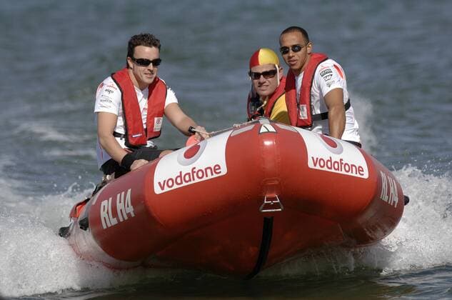 Fernando Alonso (Spanien, li.) und Lewis Hamilton (England beide McLaren Mercedes) sind für Sponsor Vodafone mit dem Motorboot unterwegs Motorsport Grand Prix Herren Großer Preis von Australien 2007, Formel 1 Weltmeisterschaft, F1, F, GP, WM Gruppe Wasser, Meer, Ausgleich Melbourne Dynamik, Motorsport Grand Prix Herren Großer Preis von Australien 2007, Formel 1 Weltmeisterschaft, F1, F, GP, WM Gruppe Wasser, Meer, Ausgleich Melbourne Dynamik,