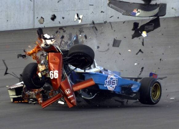 Der Bolide von Alessandro Zanardi (Italien Mo Nunn Racing, 66) wird nach der Kollision mit Alex Tagliani (Kanada Player s Forsythe Racing) vollkommen zerfetzt; wie durch ein Wunder überleben beide - (Serie 1 6) Motorsport Herren FedEx Championship Series 2001, German 500, Indy Car, IndyCar, Champ, Champcar, Cart, C.A.R.T. Gruppe Lausitzring Eurospeedway Klettwitz Lausitz Dynamik, Motorsport Herren FedEx Championship Series 2001, German 500, Indy Car, IndyCar, Champ, Champcar, Cart, C.A.R.T. Gruppe Lausitzring Eurospeedway Klettwitz Lausitz Dynamik,