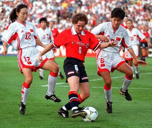 Hege Riise (Mitte, Norwegen) gegen Wen Lirong (li.) und Zhao Lihong (beide China) -  (FOX99070404) Fußball Länderspiel Damen WM 1999, Halbfinale, Nationalmannschaft, Nationaltrikot, China - Norwegen 5:0, Vdig Gruppe Frauen, Frauenfußball Boston Foxboro Dynamik, Fußball Länderspiel Damen WM 1999, Halbfinale, Nationalmannschaft, Nationaltrikot, China - Norwegen 5:0, Vdig Gruppe Frauen, Frauenfußball Boston Foxboro Dynamik,