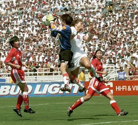 Torfrau Gao Hong (China) gegen Michelle Akers (oben 10, USA) -  (LAP99071123) Fußball Länderspiel Damen WM 1999, Finale, Endspiel, Nationalmannschaft, Nationaltrikot, USA - China 5:4 n.E., Vdig Gruppe Frauen, Frauenfußball Los Angeles Dynamik, Abwehr, Höhe, Fußball Länderspiel Damen WM 1999, Finale, Endspiel, Nationalmannschaft, Nationaltrikot, USA - China 5:4 n.E., Vdig Gruppe Frauen, Frauenfußball Los Angeles Dynamik, Abwehr, Höhe,