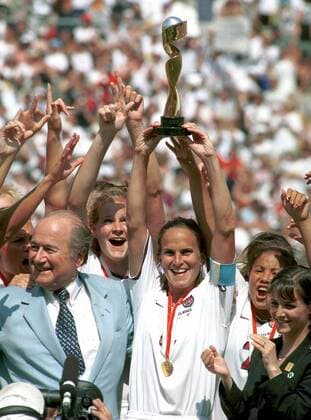 Weltmeister 1999 USA während der Siegerehrung: Carla Overbeck mit dem Pokal, FIFA Präsident Joseph S. Blatter (Schweiz) erfreut daneben -  (LAP99071001) Fußball Länderspiel Damen WM 1999, Finale, Endspiel, Nationalmannschaft, Nationaltrikot, Vdig Gruppe Frauen, Frauenfußball o0 Feier feiern Siegesfeier Los Angeles Freude, Begeisterung, Fußball Länderspiel Damen WM 1999, Finale, Endspiel, Nationalmannschaft, Nationaltrikot, Vdig Gruppe Frauen, Frauenfußball o0 Feier feiern Siegesfeier Los Angeles Freude, Begeisterung,