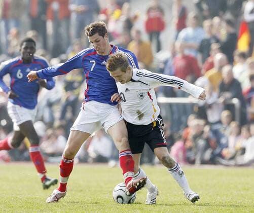 Morgan Schneiderlin (Frankreich U18, li.) gegen Marco Marin (Deutschland U18) Fußball Länderspiel Herren U18 Freundschaftsspiel 2007, Nationalmannschaft, Nationaltrikot, U 18, Junioren, Jugend Gruppe Kehl Dynamik, Fußball Länderspiel Herren U18 Freundschaftsspiel 2007, Nationalmannschaft, Nationaltrikot, U 18, Junioren, Jugend Gruppe Kehl Dynamik,