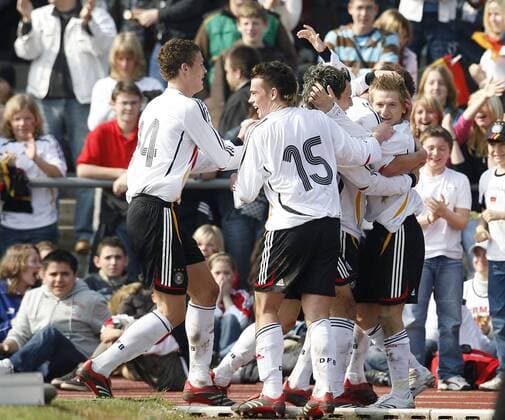 Torjubel Deutschland U18 mit Marco Marin (re.) Fußball Länderspiel Herren U18 Freundschaftsspiel 2007, Nationalmannschaft, Nationaltrikot, U 18, Junioren, Jugend Gruppe Kehl Freude, Fußball Länderspiel Herren U18 Freundschaftsspiel 2007, Nationalmannschaft, Nationaltrikot, U 18, Junioren, Jugend Gruppe Kehl Freude,