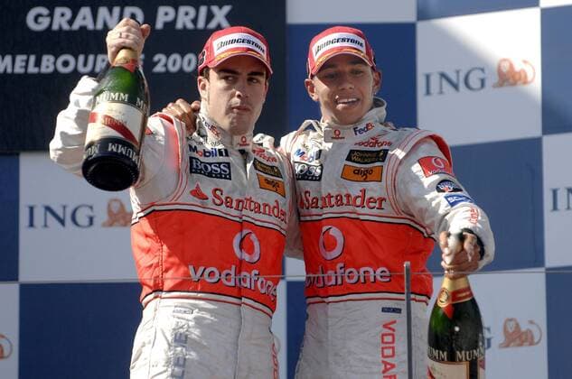 Fernando Alonso (Spanien, li.) und Lewis Hamilton (England beide McLaren Mercedes) freuen sich gemeinsam über ihre Podiumsplätze beim GP von Australien 2007 Motorsport Grand Prix Herren Großer Preis von Australien 2007, Formel 1 Weltmeisterschaft, F1, F, GP, WM Gruppe Melbourne Freude, Motorsport Grand Prix Herren Großer Preis von Australien 2007, Formel 1 Weltmeisterschaft, F1, F, GP, WM Gruppe Melbourne Freude,
