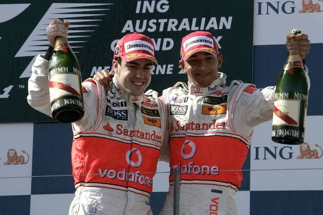 Fernando Alonso (Spanien, li.) und Lewis Hamilton (England beide McLaren Mercedes) jubeln über den Zweiten und Dritten Platz beim Großen Preis von Australien 2007 Motorsport Grand Prix Herren Großer Preis von Australien 2007, Formel 1 Weltmeisterschaft, F1, F, GP, WM Gruppe Melbourne Freude, Motorsport Grand Prix Herren Großer Preis von Australien 2007, Formel 1 Weltmeisterschaft, F1, F, GP, WM Gruppe Melbourne Freude,