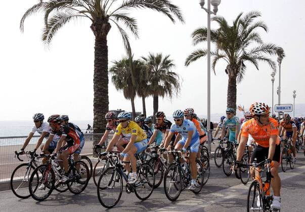 Das Fahrerfeld fährt bei der 7. Etappe von Paris Nizza 2007 an den Palmen der Cote D Azur vorbei -  (pan19367) Radsport Herren Paris Nizza 2007, ProTour, Straßenradsport, Straße, Rad, Vdig Totale 7. Etappe: Nice - Nice Radsport Herren Paris Nizza 2007, ProTour, Straßenradsport, Straße, Rad, Vdig Totale 7. Etappe: Nice - Nice  