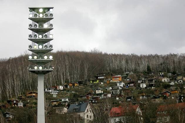 Fußball, Stadiongeschichte FC Erzgebirge Aue Am Hang neben dem Erzgebirgsstadion reiht sich Haus an Haus Fußball 2. BL Herren Saison 2006 2007, FC Erzgebirge Aue, Flutlichtmasten, Mast, Masten Totale Erzgebirgsstadion Aue Fußball 2. BL Herren Saison 2006 2007, FC Erzgebirge Aue, Flutlichtmasten, Mast, Masten Totale Erzgebirgsstadion Aue