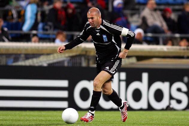 Zinedine Zidane (Zidanes Friends) während des Benefizspiels The Match Against Poverty am Ball -  (pan19394) Fußball Herren UNDP The Match Against Poverty 2007, Benefiz, Benefizspiel, Vdig Einzelbild Marseille Dynamik, Fußball Herren UNDP The Match Against Poverty 2007, Benefiz, Benefizspiel, Vdig Einzelbild Marseille Dynamik,  