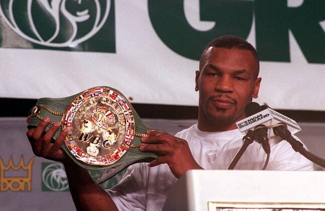 Mike Tyson (USA) präsentiert während der Pressekonferenz seinen WBC Weltmeistergürtel -  Boxen WM Herren WBC WM 1996, Boxsport, Profiboxen, Schwergewicht Einzelbild Las Vegas Boxen WM Herren WBC WM 1996, Boxsport, Profiboxen, Schwergewicht Einzelbild Las Vegas