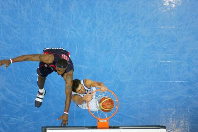 Nikos Hatzivrettas (Griechenland, re.) gegen LeBron James (USA) -  Basketball WM Herren WM 2006, Länderspiel, Nationalteam, Nationaltrikot, Halbfinale, Griechenland - USA 101:95 Gruppe Saitama Dynamik, Basketball WM Herren WM 2006, Länderspiel, Nationalteam, Nationaltrikot, Halbfinale, Griechenland - USA 101:95 Gruppe Saitama Dynamik,