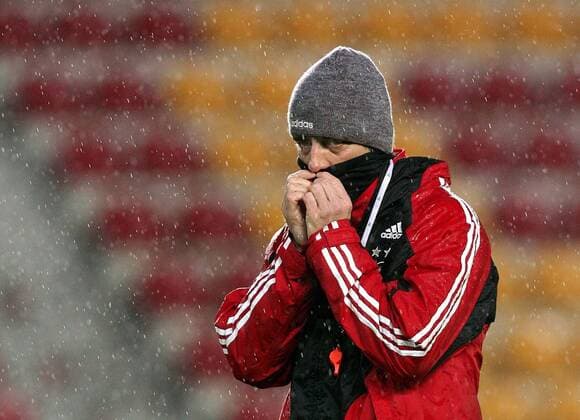 Bundestrainer Joachim Löw (Deutschland) steht im Regen Fußball Herren Nationalteam 2007, Training Einzelbild Prag Fußball Herren Nationalteam 2007, Training Einzelbild Prag