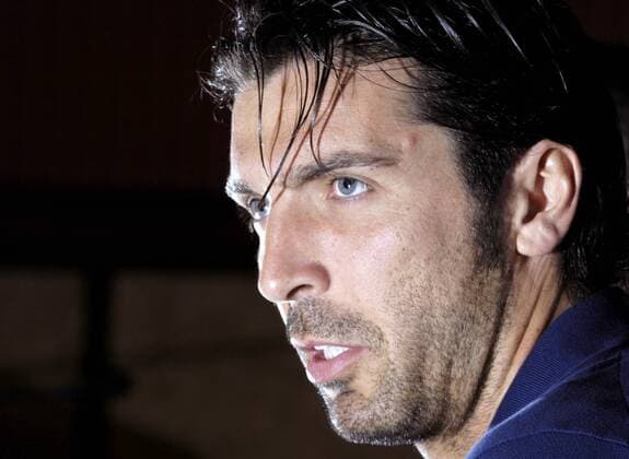Torwart Gianluigi Buffon (Juventus Turin Italien) -  Fußball Herren Nationalteam 2007, Fotoshooting, o0 Serie B, 2. Italienische Liga, 2006 Porträt Florenz Coverciano Fußball Herren Nationalteam 2007, Fotoshooting, o0 Serie B, 2. Italienische Liga, 2006 Porträt Florenz Coverciano