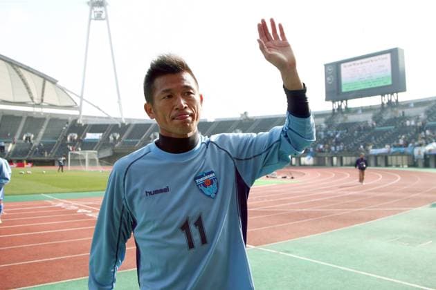 Kazuyoshi Miura (Yokohama FC) grüßt die Anhänger- (2007021023165643) Fußball Herren J League 2006 2007, 1. Japanische Liga, JLeague, Yokohama FC, Test, Testspiel Einzelbild Kumamoto Fußball Herren J League 2006 2007, 1. Japanische Liga, JLeague, Yokohama FC, Test, Testspiel Einzelbild Kumamoto