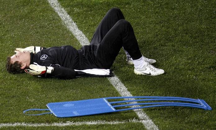 Jens Lehmann (Deutschland) gesellt sich zu einem Pappkameraden, der flach auf dem Boden liegt Fußball Herren Nationalteam 2007, Training Einzelbild Prag Erschöpfung, Fußball Herren Nationalteam 2007, Training Einzelbild Prag Erschöpfung,