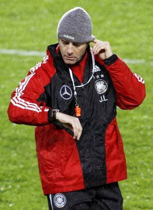 Bundestrainer Joachim Löw (Deutschland) schaut auf die Uhr Fußball Herren Nationalteam 2007, Training Einzelbild Prag Ungeduld, Nachdenklichkeit, Fußball Herren Nationalteam 2007, Training Einzelbild Prag Ungeduld, Nachdenklichkeit,