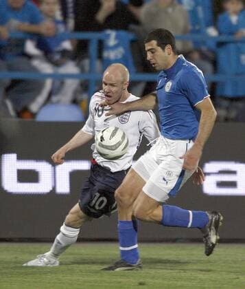 Tal Ben Haim (Israel, re.) gegen Andrew Johnson (England) - EDITORIAL USE ONLY. No use with unauthorised audio, video, data, fixture lists, club league logos or live services. Online in-match use limited to 120 images, no video emulation. No use in betting, games or single club league player publications. Fußball Länderspiel Herren EM Qualifikation 2007, Nationalteam, Nationaltrikot, Israel - England Gruppe Tel Aviv Dynamik, Fußball Länderspiel Herren EM Qualifikation 2007, Nationalteam, Nationaltrikot, Israel - England Gruppe Tel Aviv Dynamik,
