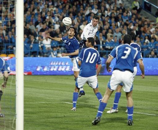 Jamie Carragher (England, Mitte) setzt sich im Kopfballduell durch - EDITORIAL USE ONLY. No use with unauthorised audio, video, data, fixture lists, club league logos or live services. Online in-match use limited to 120 images, no video emulation. No use in betting, games or single club league player publications. Fußball Länderspiel Herren EM Qualifikation 2007, Nationalteam, Nationaltrikot, Israel - England Gruppe Tel Aviv Dynamik, Fußball Länderspiel Herren EM Qualifikation 2007, Nationalteam, Nationaltrikot, Israel - England Gruppe Tel Aviv Dynamik,