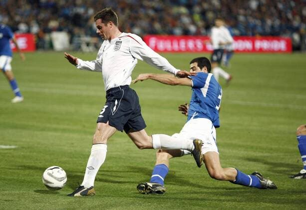 Jamie Carragher (England, li.) gegen Tal Ben Haim (Israel) - EDITORIAL USE ONLY. No use with unauthorised audio, video, data, fixture lists, club league logos or live services. Online in-match use limited to 120 images, no video emulation. No use in betting, games or single club league player publications. Fußball Länderspiel Herren EM Qualifikation 2007, Nationalteam, Nationaltrikot, Israel - England Gruppe Tel Aviv Dynamik, Fußball Länderspiel Herren EM Qualifikation 2007, Nationalteam, Nationaltrikot, Israel - England Gruppe Tel Aviv Dynamik,