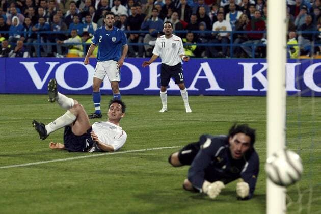 Frank Lampard (England, li.) verfehlt nur knapp das Tor - EDITORIAL USE ONLY. No use with unauthorised audio, video, data, fixture lists, club league logos or live services. Online in-match use limited to 120 images, no video emulation. No use in betting, games or single club league player publications. Fußball Länderspiel Herren EM Qualifikation 2007, Nationalteam, Nationaltrikot, Israel - England 0:0 Gruppe Tel Aviv Dynamik, Fußball Länderspiel Herren EM Qualifikation 2007, Nationalteam, Nationaltrikot, Israel - England 0:0 Gruppe Tel Aviv Dynamik,