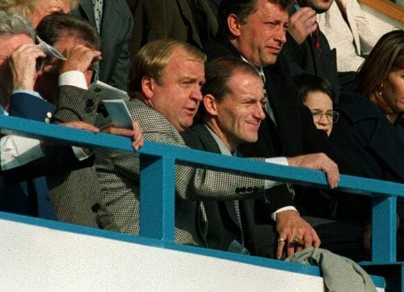 Chairman Francis Lee (3.v.li.) neben Trainer Steve Coppell (beide Manchester City, 4.v.li.) auf der Tribüne -  Fußball Herren English Football League First Division 1996 1997, One, 2. Englische Liga, Manchester City Gruppe London Fußball Herren English Football League First Division 1996 1997, One, 2. Englische Liga, Manchester City Gruppe London
