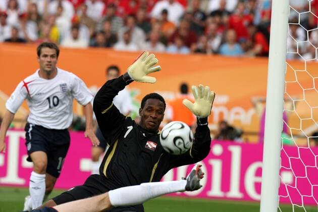 Torwart Shaka Hislop (Trinidad und Tobago) im Duell, li. lauert Michael Owen (England) - Fußball WM Herren WM 2006, Länderspiel, Nationalteam, Gruppe B, Nationaltrikot Gruppe Nürnberg Dynamik, Abwehr, Fußball WM Herren WM 2006, Länderspiel, Nationalteam, Gruppe B, Nationaltrikot Gruppe Nürnberg Dynamik, Abwehr,