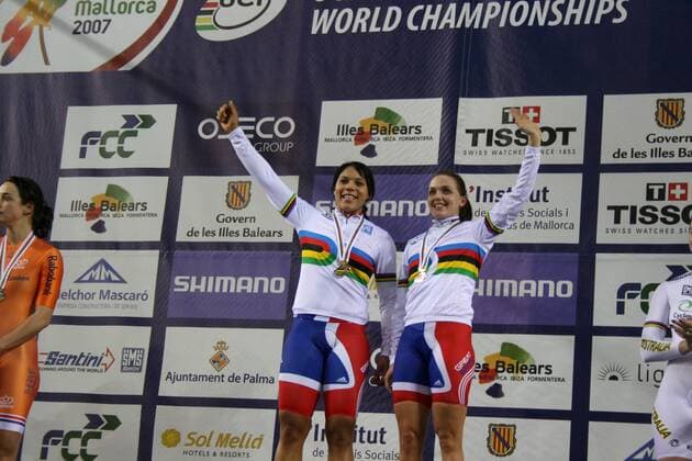 Shanaze Reade (li.) und Victoria Pendleton (beide Großbritannien) bejubeln ihren Weltmeistertitel - Radsport WM Damen WM 2007, Rad, Bahn, Halle, Indoor, Bahnrad, Bahnradsport, Gruppe o0 Teamsprint, Team Sprint Palma de Mallorca Freude, Radsport WM Damen WM 2007, Rad, Bahn, Halle, Indoor, Bahnrad, Bahnradsport, Gruppe o0 Teamsprint, Team Sprint Palma de Mallorca Freude,