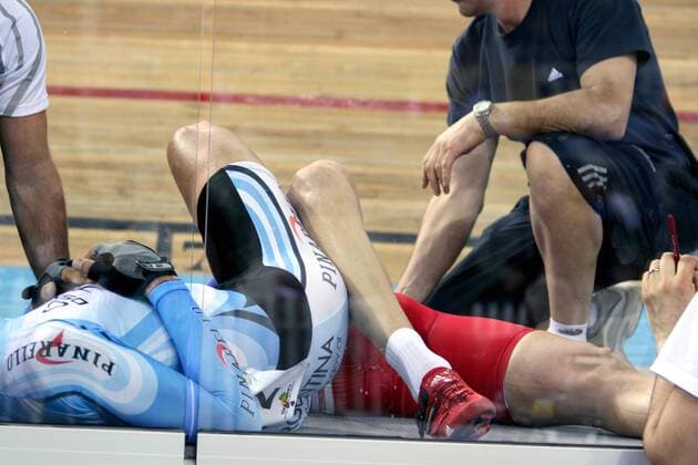 Angel Dario Colla (Argentinien, li.) und Andris Jose Hernandez (Venezuela) liegen nach einem Sturz verkeilt am Boden - Radsport WM Herren WM 2007, Rad, Bahn, Halle, Indoor, Bahnrad, Bahnradsport, , Nationaltrikot Gruppe Palma de Mallorca Radsport WM Herren WM 2007, Rad, Bahn, Halle, Indoor, Bahnrad, Bahnradsport, , Nationaltrikot Gruppe Palma de Mallorca