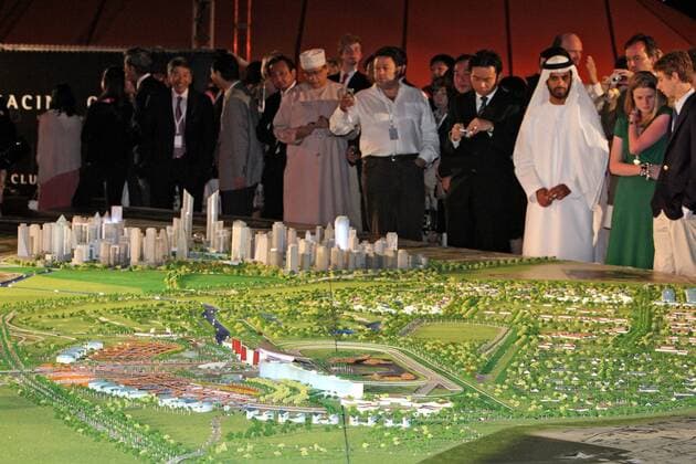 Interessierte Gäste begutachten das Modell der neuen Pferderennbahn MEYDAN in Dubai, die über eine eigene Verkehrsanbindung zur Stadt verfügen wird Pferdesport Herren Präsentation 2007, Galopp, Reiten, Reitsport, Pferderennen, Pferderennsport, Rennbahn, Neubau Totale Meydan Race Course Dubai VAE Pferdesport Herren Präsentation 2007, Galopp, Reiten, Reitsport, Pferderennen, Pferderennsport, Rennbahn, Neubau Totale Meydan Race Course Dubai VAE