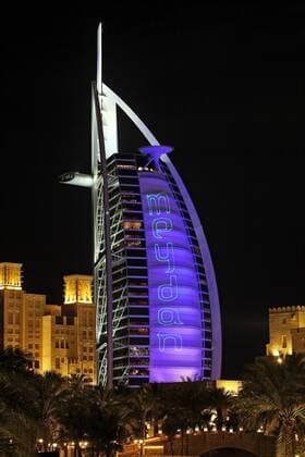 Schriftzug auf dem Luxushotel Burj al Arab in Dubai kündigt den Neubau des Meydan Race Course an Pferdesport Herren Präsentation 2007, Galopp, Reiten, Reitsport, Pferderennen, Pferderennsport Totale Meydan Race Course Dubai VAE Pferdesport Herren Präsentation 2007, Galopp, Reiten, Reitsport, Pferderennen, Pferderennsport Totale Meydan Race Course Dubai VAE