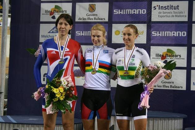 Siegerehrung Einzelverfolgung der Damen bei der WM 2007 in Palma de Mallorca: Sarah Hammer (USA, Mitte) gewinnt vor Rebecca Romero (Großbritannien, li.) und Katie Mactier (Australien) - Radsport WM Damen WM 2007, Rad, Bahn, Halle, Indoor, Bahnrad, Bahnradsport, , Nationaltrikot Gruppe Palma de Mallorca Radsport WM Damen WM 2007, Rad, Bahn, Halle, Indoor, Bahnrad, Bahnradsport, , Nationaltrikot Gruppe Palma de Mallorca