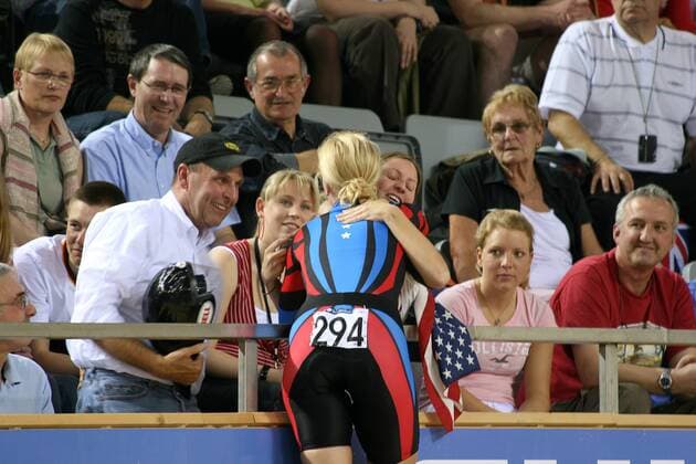 Sarah Hammer (USA), Weltmeisterin 2007 in der Einzelverfolgung, umarmt eine Angehörige - Radsport WM Damen WM 2007, Rad, Bahn, Halle, Indoor, Bahnrad, Bahnradsport, , Nationaltrikot Gruppe Palma de Mallorca Freude, Radsport WM Damen WM 2007, Rad, Bahn, Halle, Indoor, Bahnrad, Bahnradsport, , Nationaltrikot Gruppe Palma de Mallorca Freude,