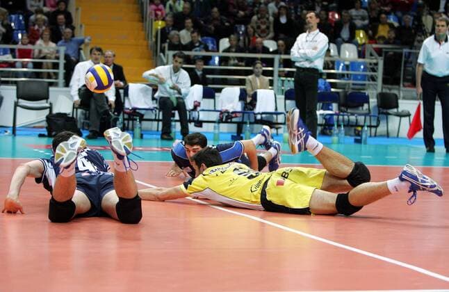 Spieler von Tours VB strecken sich vergeblich nach dem Ball -  Volleyball EC 1 Herren Indesit European Champions League 2006 2007, Tours VB, Finale, Endspiel Gruppe Moskau Volleyball EC 1 Herren Indesit European Champions League 2006 2007, Tours VB, Finale, Endspiel Gruppe Moskau