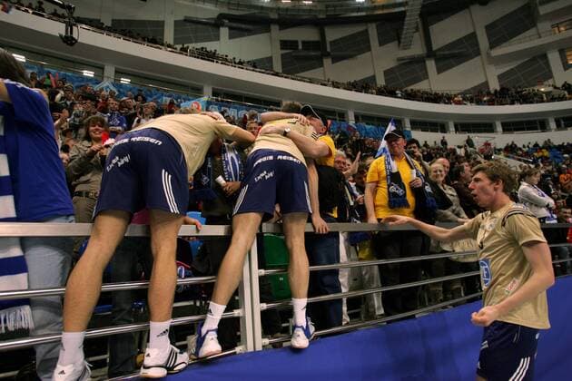 Max Günthör (Friedrichshafen, re.) auf dem Weg zur Tribüne -  Volleyball EC 1 Herren Indesit European Champions League 2006 2007, VfB Friedrichshafen, Finale, Endspiel Totale Moskau Freude, Volleyball EC 1 Herren Indesit European Champions League 2006 2007, VfB Friedrichshafen, Finale, Endspiel Totale Moskau Freude,
