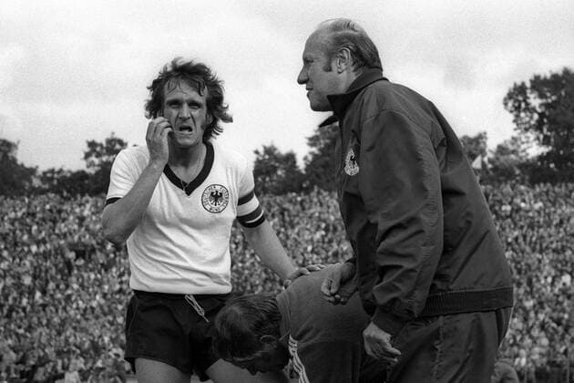 Wolfgang Overath (li.) wird von Masseur Erich Deuser (Mitte, verdeckt) behandelt, Bundestrainer Helmut Schön (alle BR Deutschland) erkundigt sich nach seinem Befinden Fußball Länderspiel Herren EM Qualifikation 1971, Nationalmannschaft, Nationaltrikot, BRD Gruppe Karlsruhe Nachdenklichkeit, Skepsis, Fußball Länderspiel Herren EM Qualifikation 1971, Nationalmannschaft, Nationaltrikot, BRD Gruppe Karlsruhe Nachdenklichkeit, Skepsis,