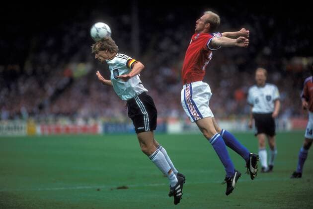 Fußball, EM Finale 1996 in London, Deutschland - Tschechien 2:1 n.V. Jürgen Klinsmann (li., Deutschland) gegen Karel Rada (Tschechien) Fußball Länderspiel Herren EM 1996, Nationalmannschaft, Nationaltrikot, Finale Endspiel, Deutschland - Tschechien 2:1 n.V. Vdia Gruppe London Wembley Dynamik, Fußball Länderspiel Herren EM 1996, Nationalmannschaft, Nationaltrikot, Finale Endspiel, Deutschland - Tschechien 2:1 n.V. Vdia Gruppe London Wembley Dynamik,