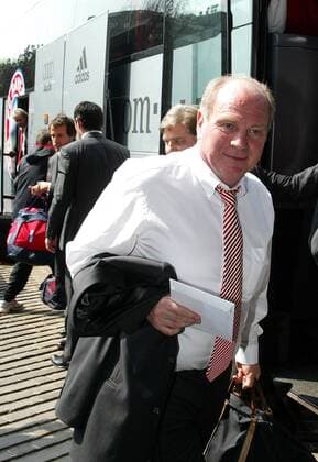 Manager Uli Hoeneß (Bayern) bei der Ankunft in Mailand zum Viertelfinalspiel der Champions League - Fußball EC 1 Herren Champions League 2006 2007, FC Bayern München, Ankunft, Anreise Einzelbild Mailand Fußball EC 1 Herren Champions League 2006 2007, FC Bayern München, Ankunft, Anreise Einzelbild Mailand