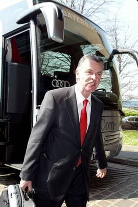 Trainer Ottmar Hitzfeld (Bayern) bei der Ankunft in Mailand zum Viertelfinalspiel der Champions League - Fußball EC 1 Herren Champions League 2006 2007, FC Bayern München, Ankunft, Anreise Einzelbild Mailand Fußball EC 1 Herren Champions League 2006 2007, FC Bayern München, Ankunft, Anreise Einzelbild Mailand