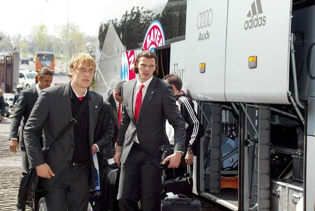 Andreas Ottl (li.) und Daniel van Buyten (beide Bayern) bei der Ankunft in Mailand zum Viertelfinalspiel der Champions League - Fußball EC 1 Herren Champions League 2006 2007, FC Bayern München, Ankunft, Anreise Gruppe Mailand Fußball EC 1 Herren Champions League 2006 2007, FC Bayern München, Ankunft, Anreise Gruppe Mailand