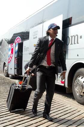 Claudio Pizarro (Bayern) bei der Ankunft in Mailand zum Viertelfinalspiel der Champions League - Fußball EC 1 Herren Champions League 2006 2007, FC Bayern München, Ankunft, Anreise Einzelbild Mailand Fußball EC 1 Herren Champions League 2006 2007, FC Bayern München, Ankunft, Anreise Einzelbild Mailand
