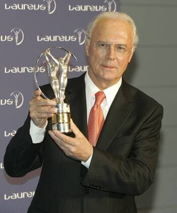 Franz Beckenbauer (Deutschland) präsentiert stolz den Laureus Award 2007 für sein Lebenswerk Fußball Herren Laureus World Sports Awards 2007, Preisverleihung, Wahl, Sportlerwahl, Ehrung, Sportlerehrung Einzelbild Barcelona Freude, Fußball Herren Laureus World Sports Awards 2007, Preisverleihung, Wahl, Sportlerwahl, Ehrung, Sportlerehrung Einzelbild Barcelona Freude,