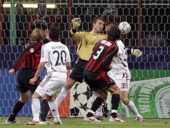 Torwart Michael Rensing (Bayern) pariert Fußball EC 1 Herren Champions League 2006 2007, AC Mailand - FC Bayern München, Milan Gruppe Mailand Abwehr, Dynamik, Fußball EC 1 Herren Champions League 2006 2007, AC Mailand - FC Bayern München, Milan Gruppe Mailand Abwehr, Dynamik,