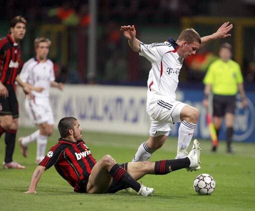 Gennaro Gattuso (AC Mailand, li.) gegen Lukas Podolski (Bayern) Fußball EC 1 Herren Champions League 2006 2007, AC Mailand - FC Bayern München, Milan Gruppe Mailand Dynamik, Kampf, Fußball EC 1 Herren Champions League 2006 2007, AC Mailand - FC Bayern München, Milan Gruppe Mailand Dynamik, Kampf,
