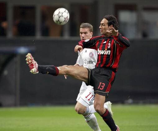 Alessandro Nesta (AC Mailand, re.) klärt vor Lukas Podolski (Bayern) Fußball EC 1 Herren Champions League 2006 2007, AC Mailand - FC Bayern München, Milan Gruppe Mailand Dynamik, Abwehr, Fußball EC 1 Herren Champions League 2006 2007, AC Mailand - FC Bayern München, Milan Gruppe Mailand Dynamik, Abwehr,