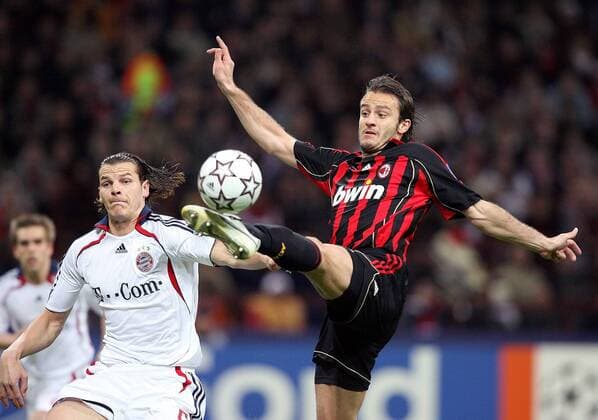 Alberto Gilardino (AC Mailand, re.) gegen Daniel van Buyten (Bayern) -  Fußball EC 1 Herren Champions League 2006 2007, AC Mailand - FC Bayern München, Milan Gruppe Mailand Dynamik, Fußball EC 1 Herren Champions League 2006 2007, AC Mailand - FC Bayern München, Milan Gruppe Mailand Dynamik,