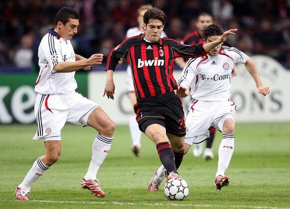 Kaka (AC Mailand, Mitte) gegen Lucio (li.) und Owen Hargreaves (beide Bayern) -  Fußball EC 1 Herren Champions League 2006 2007, AC Mailand - FC Bayern München, Milan Gruppe Mailand Dynamik, Fußball EC 1 Herren Champions League 2006 2007, AC Mailand - FC Bayern München, Milan Gruppe Mailand Dynamik,