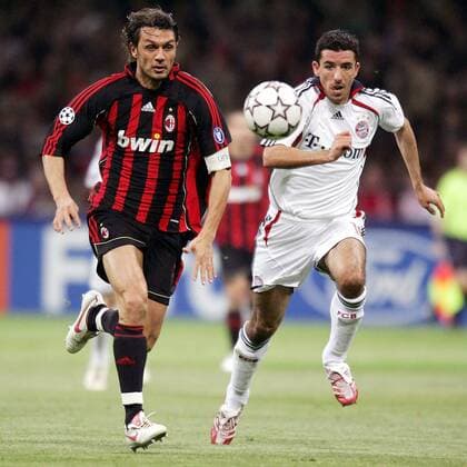 Paolo Maldini (AC Mailand, li.) gegen Roy Makaay (Bayern) -  Fußball EC 1 Herren Champions League 2006 2007, AC Mailand - FC Bayern München, Milan Gruppe Mailand Dynamik, Fußball EC 1 Herren Champions League 2006 2007, AC Mailand - FC Bayern München, Milan Gruppe Mailand Dynamik,