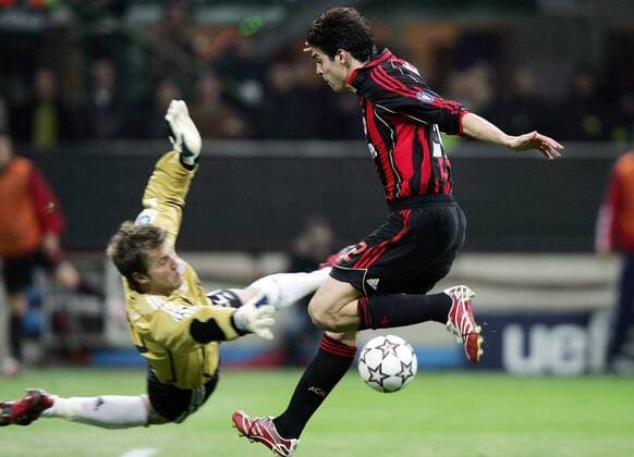 Kaka (AC Mailand, re.) gegen Torwart Michael Rensing (Bayern) -  Fußball EC 1 Herren Champions League 2006 2007, AC Mailand - FC Bayern München 2:2, Milan Gruppe Mailand Dynamik, Spannung Fußball EC 1 Herren Champions League 2006 2007, AC Mailand - FC Bayern München 2:2, Milan Gruppe Mailand Dynamik, Spannung