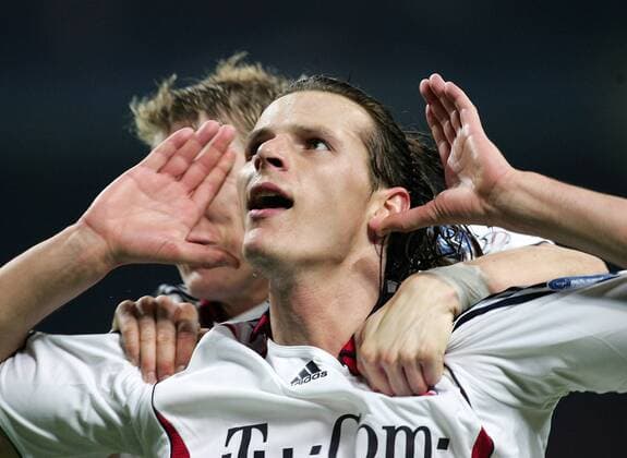 Daniel van Buyten (Bayern) will den Torjubel hören -  Fußball EC 1 Herren Champions League 2006 2007, FC Bayern München Einzelbild Mailand Freude, Begeisterung Fußball EC 1 Herren Champions League 2006 2007, FC Bayern München Einzelbild Mailand Freude, Begeisterung